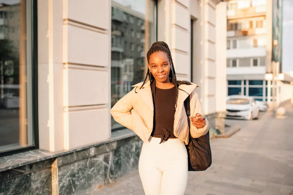 Minimalismus a dokonalá geometrie roku 2026: Zkrácené sako a kalhoty odhalující bříško si můžete dovolit i po 40