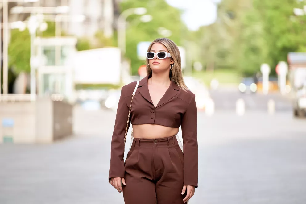Minimalismus a dokonalá geometrie roku 2026: Zkrácené sako a kalhoty odhalující bříško si můžete dovolit i po 40