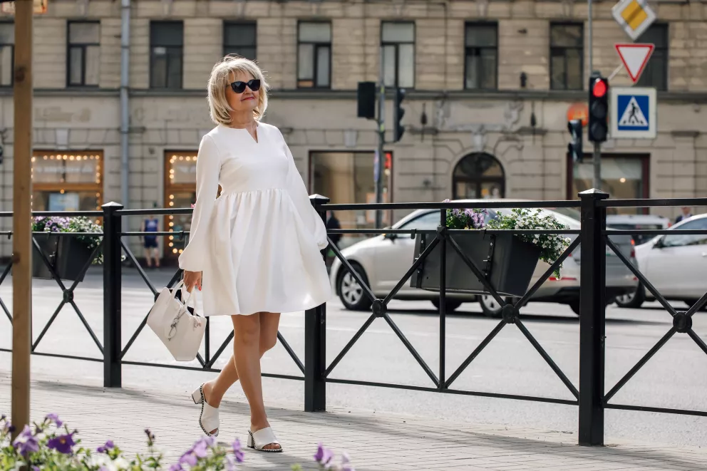 Bílé tenisky všichni známe, ale ne vždycky se hodí. Zkuste v této barvě i jiné oblíbené boty 