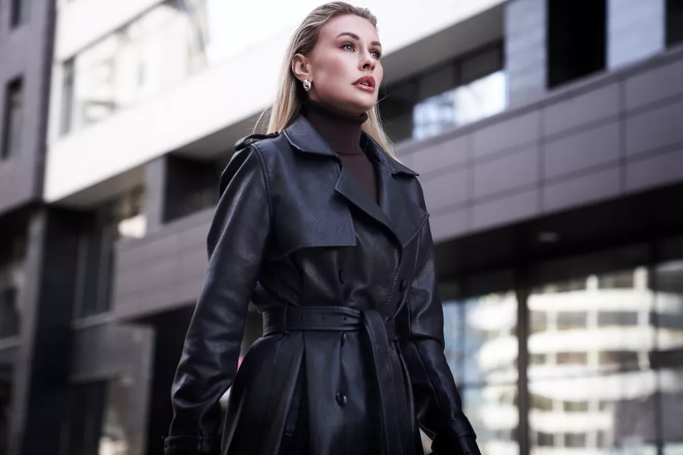 Jak obléci obyčejné džíny? Poradíme vám pár triků, které vám uberou roky. S rolákem, bundičkou se zvířecím potiskem nebo bílou košilí…