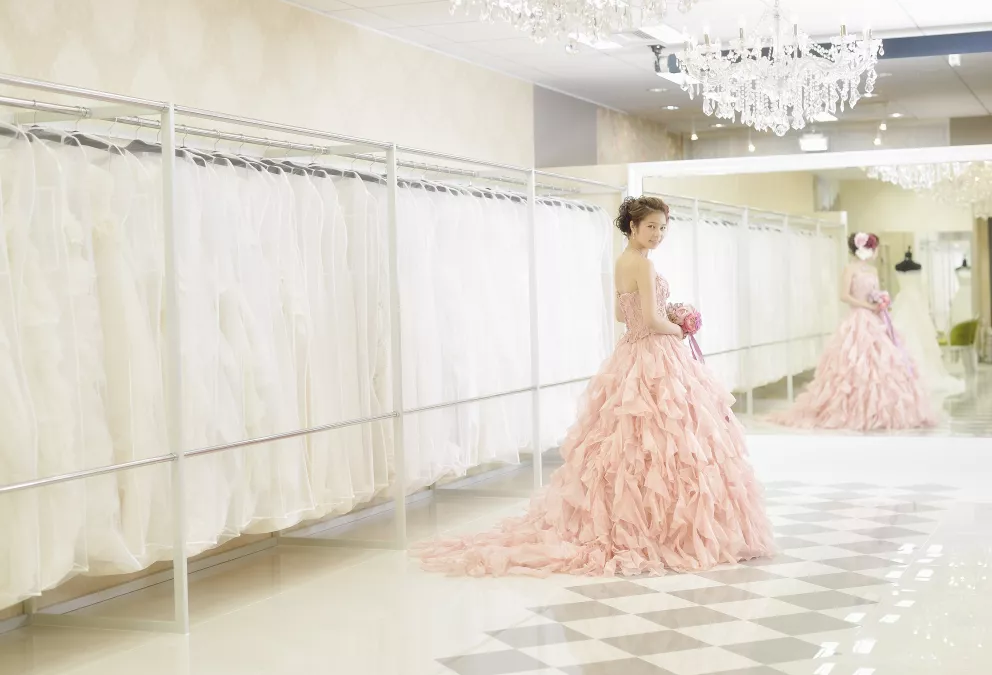 Nadcházející sezóna hlásí návrat k ženskosti, který spojí dokonalý vzhled s romantikou pomocí jediného prvku. Objeví se nejen na šatech, ale i svetrech a košilích