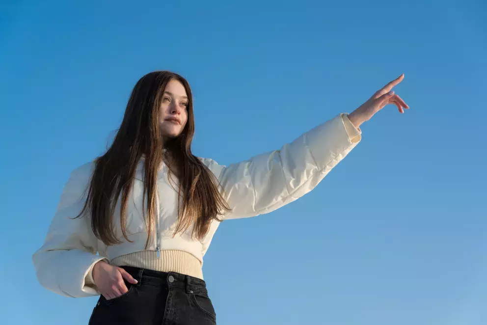 Džíny s vysokým pasem a bomber: Dva kousky, které oblečete kamkoliv