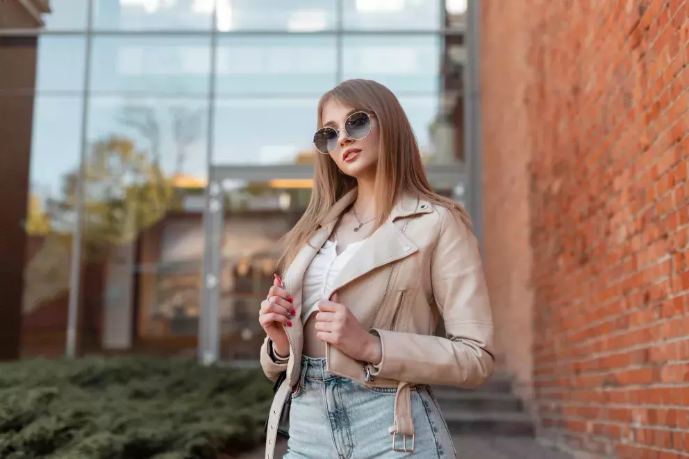 Džíny s vysokým pasem budou vévodit i nadcházející sezóně. Kromě modré klasicky se budou nosit i v těchto dvou barvách