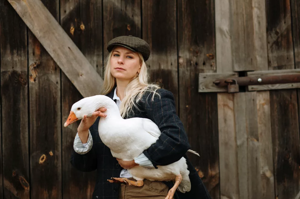 Farmářské bundy, baleríny všech barev a volné džíny. Trend, který vás uhrane