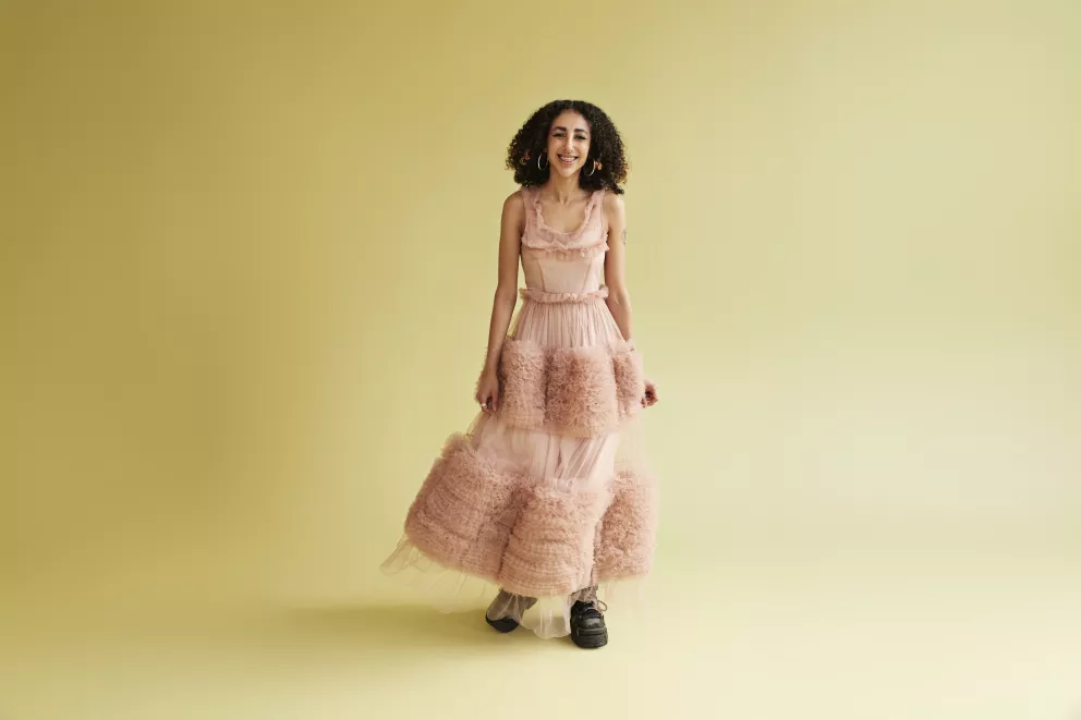 Nadcházející sezóna hlásí návrat k ženskosti, který spojí dokonalý vzhled s romantikou pomocí jediného prvku. Objeví se nejen na šatech, ale i svetrech a košilích