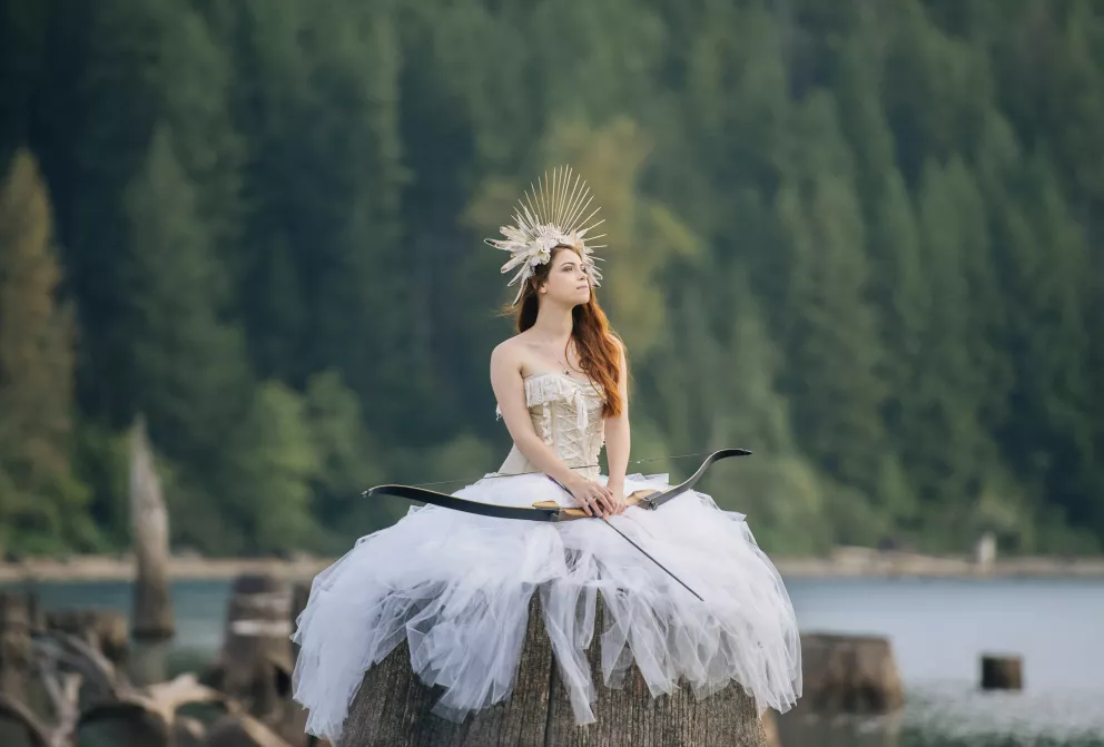 Na party, svatbu nebo do divadla: Hlavním trendem roku 2026 jsou šaty ozdobené jedním materiálem