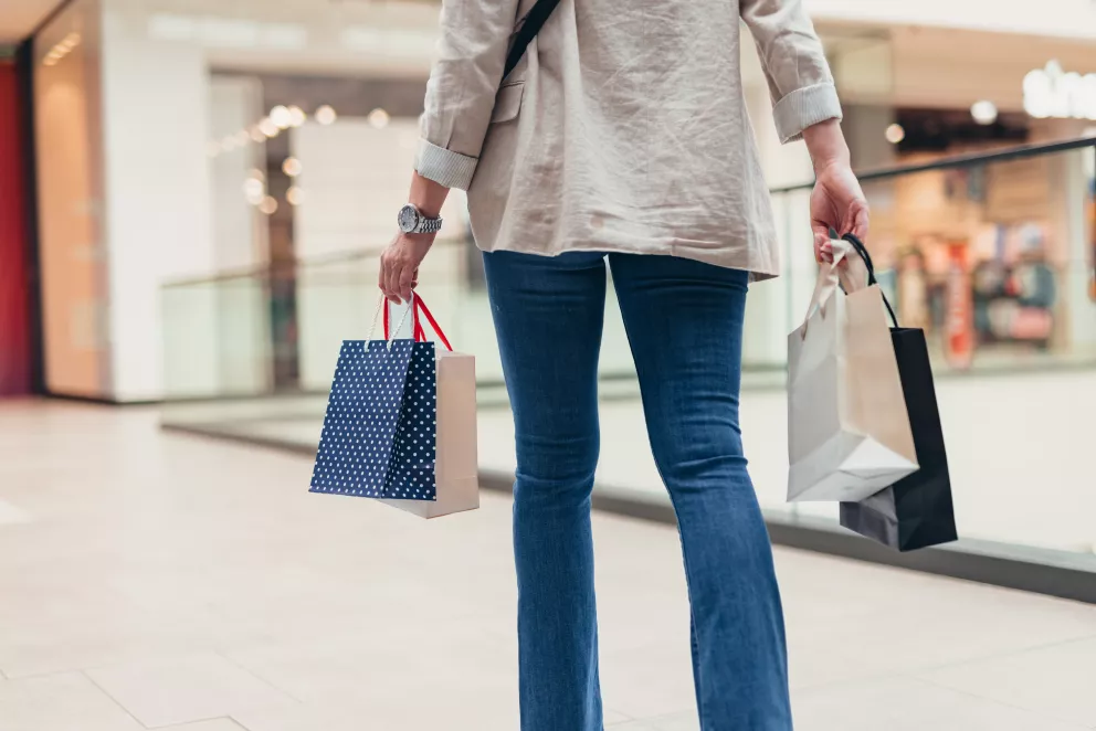 Rozšířené nohavice mohou být elegantnější než rovné. Skvěle ladí k těmto jedněm oblíbeným botám