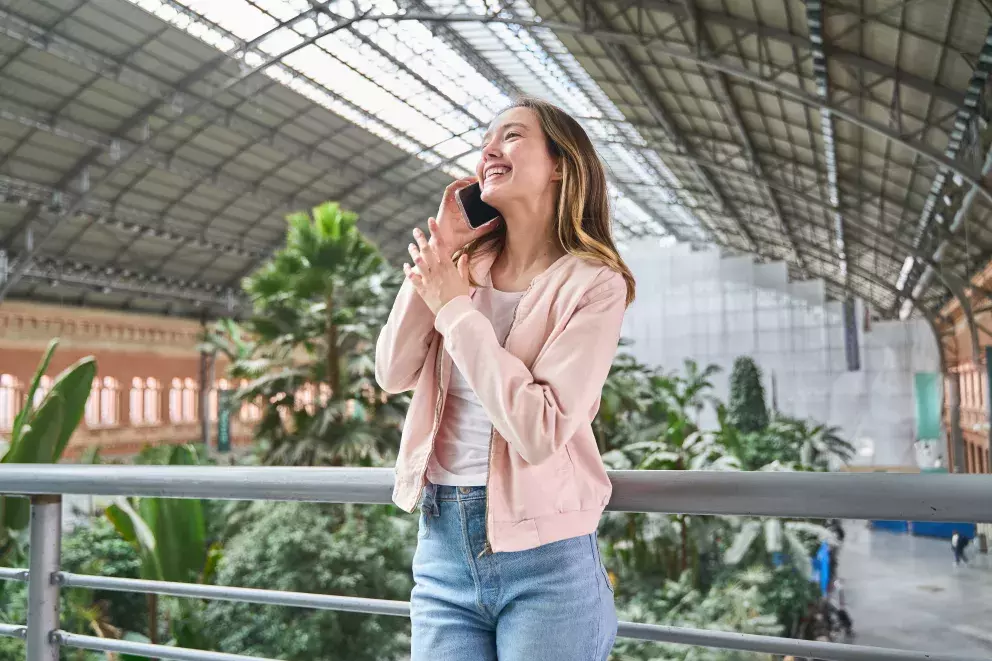 Džíny s vysokým pasem a bomber: Dva kousky, které oblečete kamkoliv