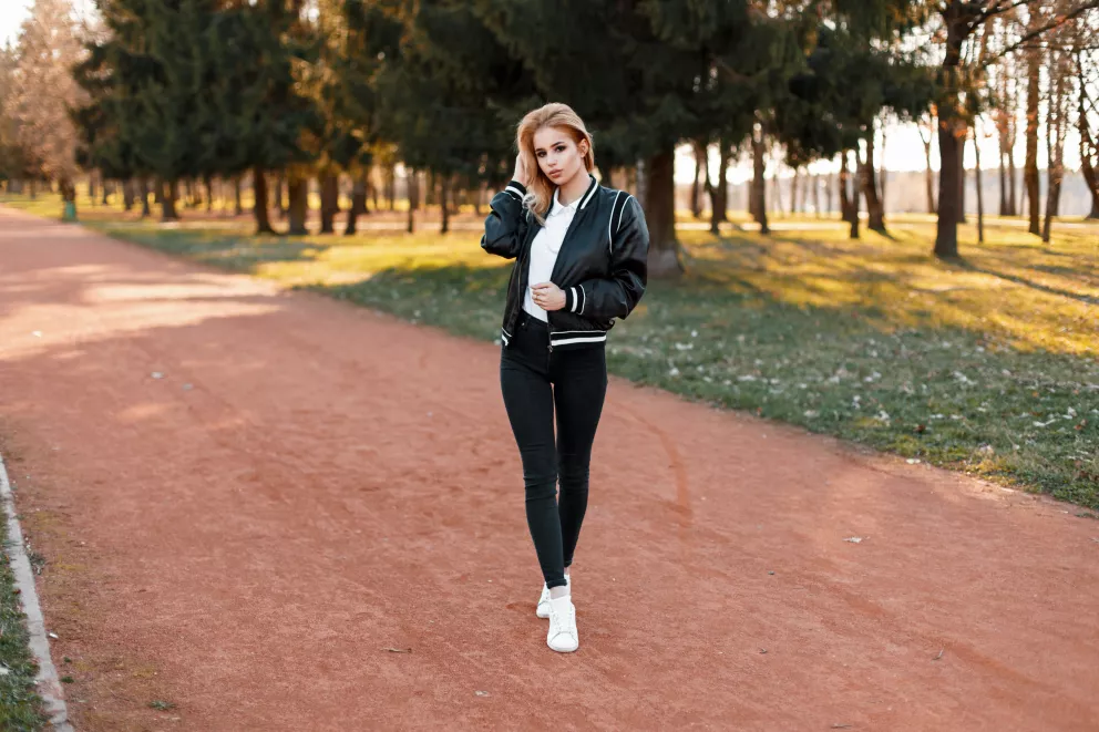 Džíny s vysokým pasem a bomber: Dva kousky, které oblečete kamkoliv