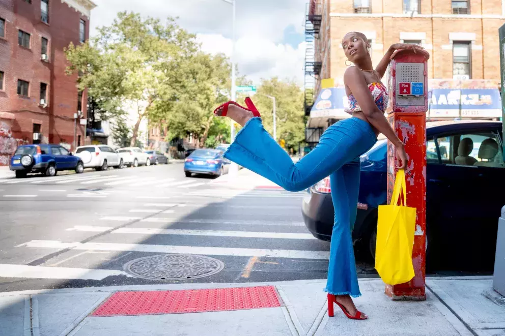 Džíny s vysokým pasem budou vévodit i nadcházející sezóně. Kromě modré klasicky se budou nosit i v těchto dvou barvách