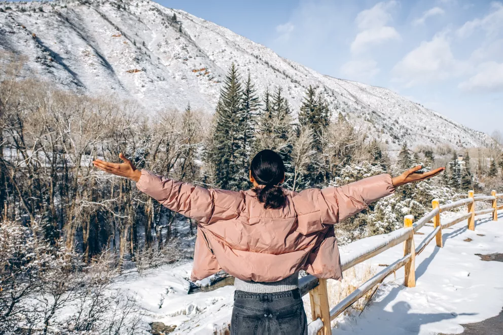 Džíny s vysokým pasem a bomber: Dva kousky, které oblečete kamkoliv