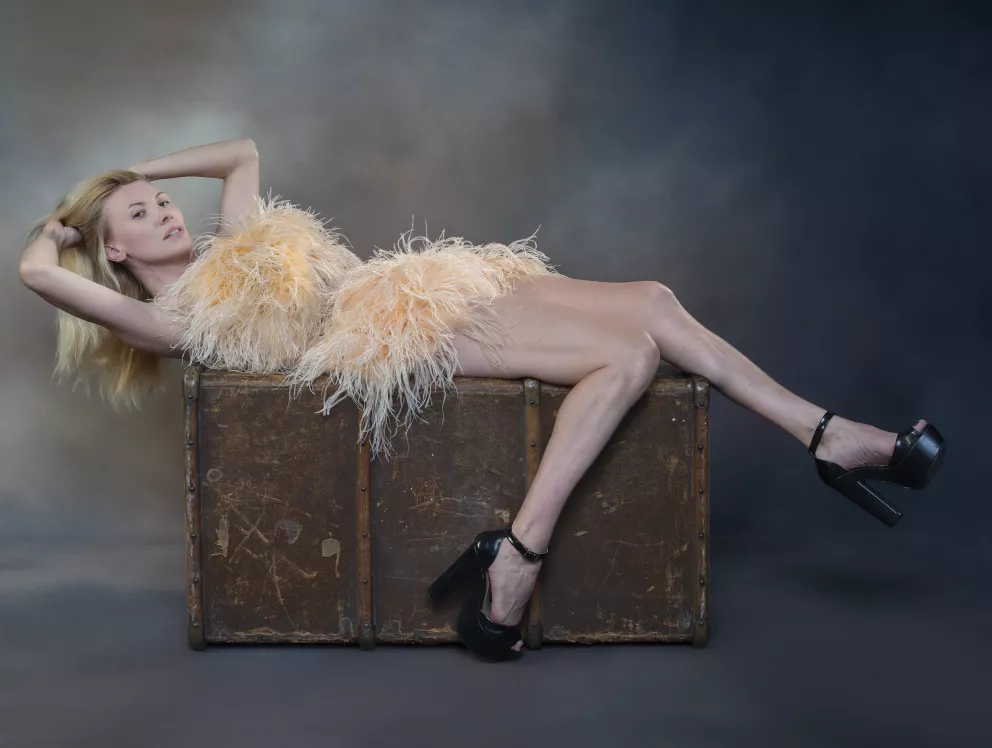 Na party, svatbu nebo do divadla: Hlavním trendem roku 2026 jsou šaty ozdobené jedním materiálem