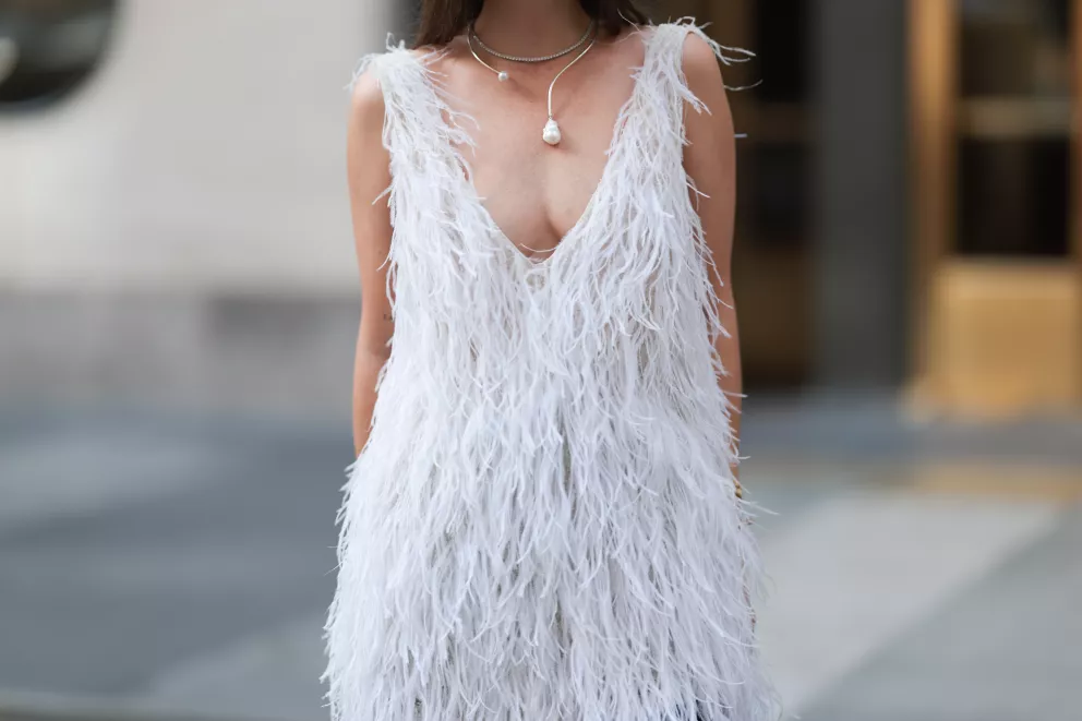 Na party, svatbu nebo do divadla: Hlavním trendem roku 2026 jsou šaty ozdobené jedním materiálem