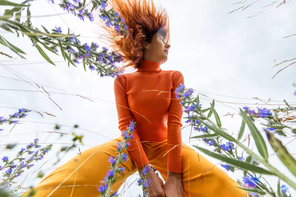 Rozšířené nohavice mohou být elegantnější než rovné. Skvěle ladí k těmto jedněm oblíbeným botám