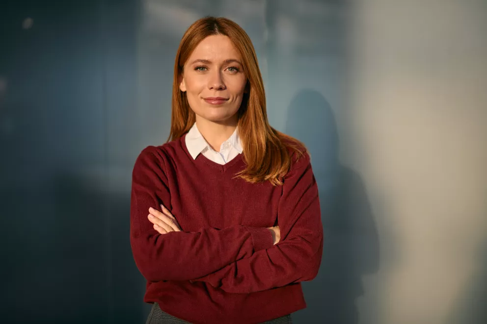 Tento výstřih vás prodlouží. Trendy je nejen na svetrech, ale také tričku s dlouhým rukávem