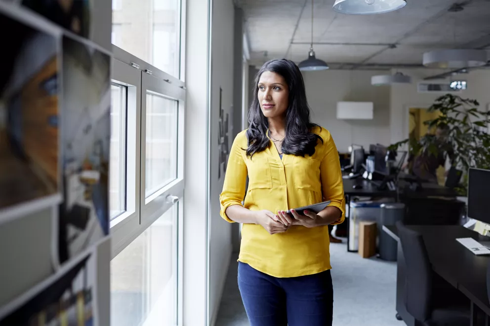 Pryč se zemitými tóny: Přichází čas obléknout se do žluté. Šaty, trika i kalhoty jí budou plné