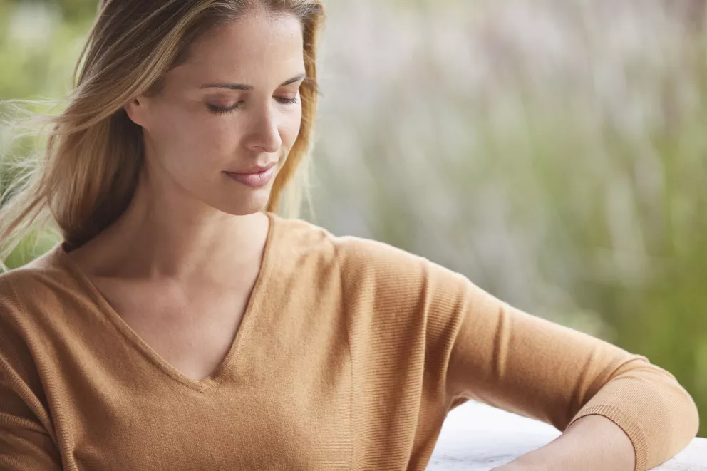 Tento výstřih vás prodlouží. Trendy je nejen na svetrech, ale také tričku s dlouhým rukávem