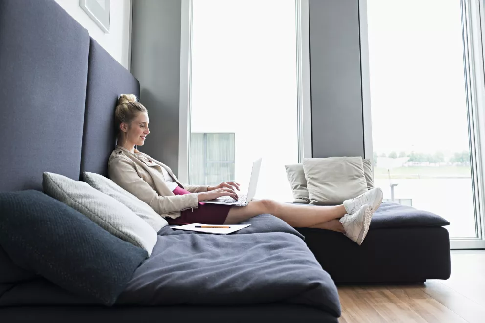 Bílé tenisky všichni známe, ale ne vždycky se hodí. Zkuste v této barvě i jiné oblíbené boty 