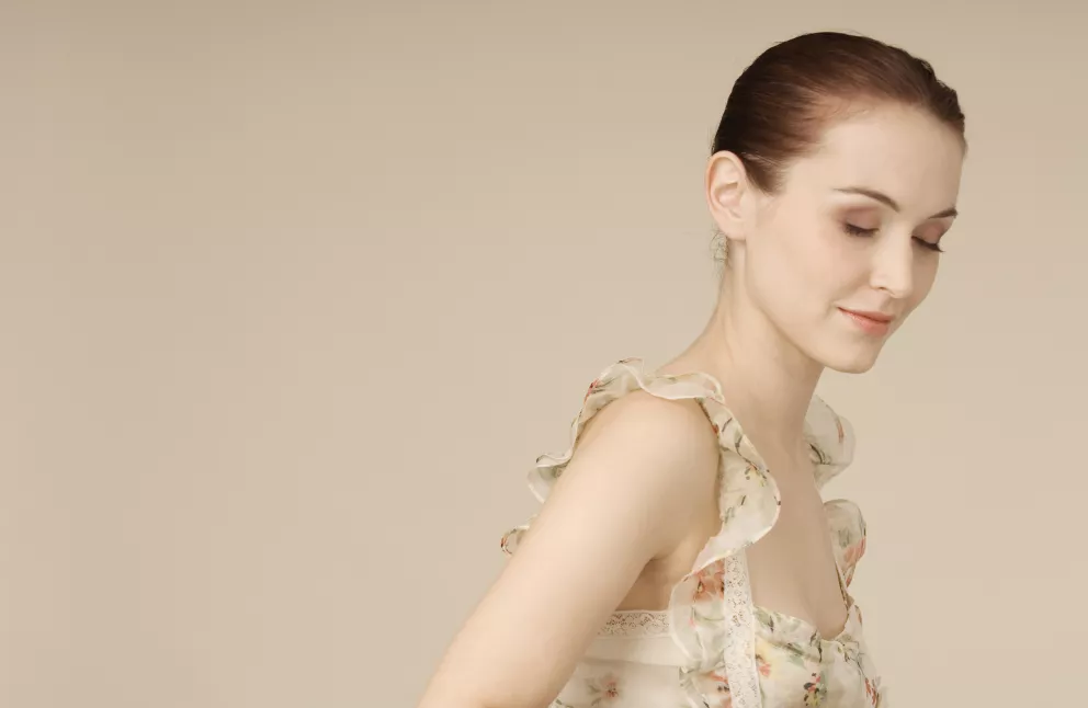 Nadcházející sezóna hlásí návrat k ženskosti, který spojí dokonalý vzhled s romantikou pomocí jediného prvku. Objeví se nejen na šatech, ale i svetrech a košilích