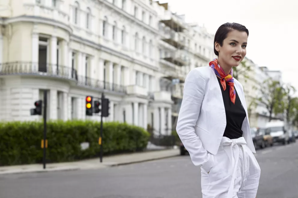 Minimalismus a dokonalá geometrie roku 2026: Zkrácené sako a kalhoty odhalující bříško si můžete dovolit i po 40