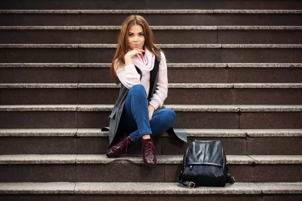 Tmavé denimky a pletená vesta: Kousky do 1000 korun, které si zamilujete