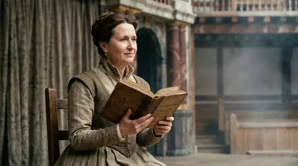 <p><span><span>Koláž: Dana Černá provází posluchače příběh třeba i do prostorů původního Shakespearova divadla Globe.</span></span></p>
