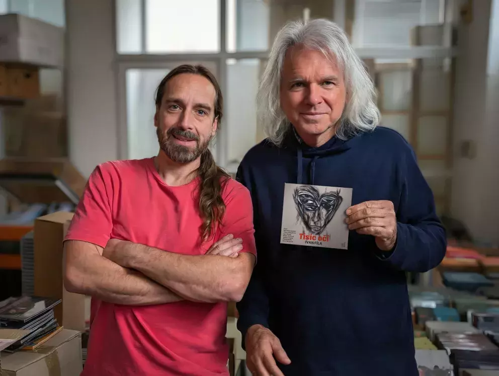 <p><span><span>Šéf vydavatelství OneHotBook Martin Pilař (vlevo) má čich na bestsellery, i Tisíc očí Ivana Fíly mezi ně patří.</span></span></p>
