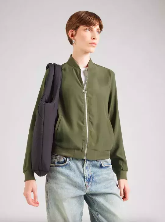 <p>ABOUT YOU 979 Kč</p>
