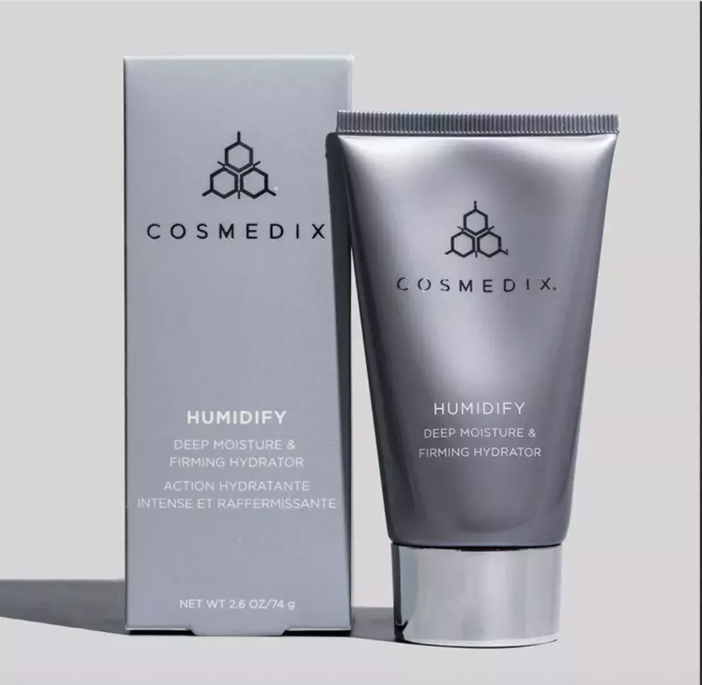 <p>&nbsp;</p>

<p><span><span><span><span><span><span><span><span><span><span><span><strong><span><span>Hloubkově pečující hydratační&nbsp;a zpevňující krém</span></span>&nbsp;Humidify</strong><strong>, COSMEDIX,&nbsp;3000&nbsp;Kč</strong></span></span></span></span></span></span></span></span></span></span></span></p>

<p>Účinně a efektivně vyživuje a hydratuje suchou a dehydratovanou pleť a dodává ji efektivní ochranu, projasňuje ji a zpevňuje. Obsahuje bambucké máslo, niacimid a koloidní oves, které spolu s&nbsp;dalšími složkami pleť vyhlazují, zjemňují, zlepšují její pružnost a zdravý vzhled. Krém také zklidňuje podráždění a posiluje přirozenou kožní bariéru Ideální je pro normální až suchou pleť, včetně citlivé pokožky</p>
