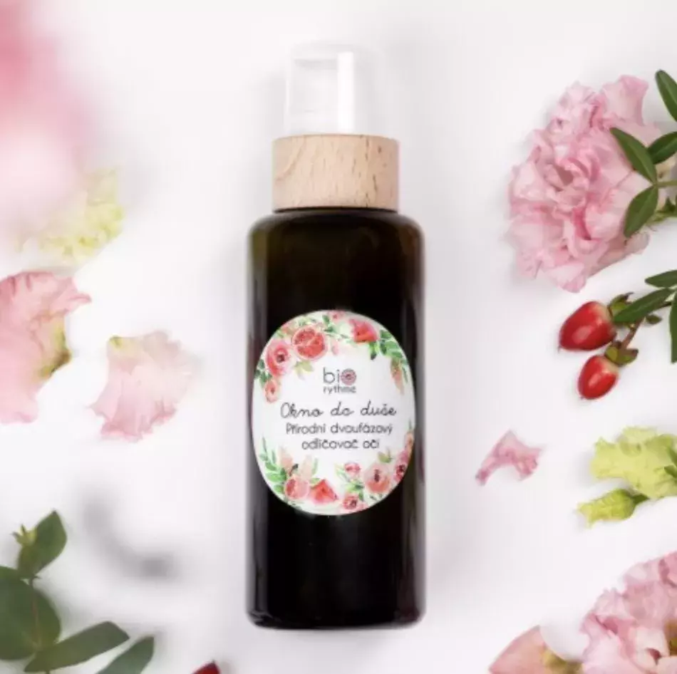 <p><strong>Přírodní odličovač očí Okno do duše, Biorythme, 549 Kč</strong></p>

<p>Okno do duše je velmi jemný odličovač pro náročné zákaznice: kromě dokonalého složení vyniká perfektní schopností odlíčit i voděodoplný make-up - bez podráždění a štípání v očích. Oční okolí zanechává sametově hebké a bez mastného filmu.</p>
