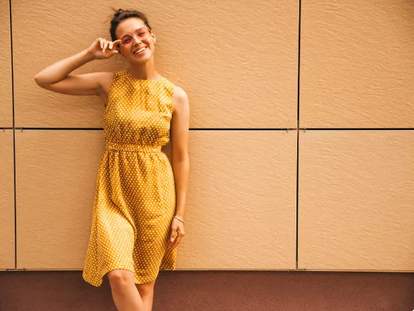 Tato barva je zpět: Nosit se bude na šatech i kalhotách 