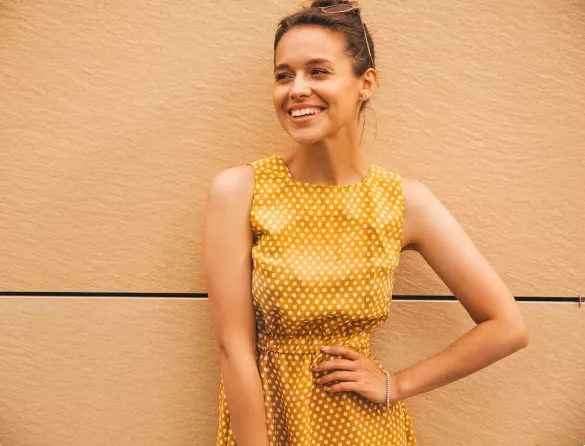 Tato barva je zpět: Nosit se bude na šatech i kalhotách 