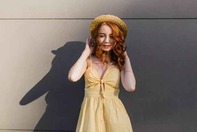 Tato barva je zpět: Nosit se bude na šatech i kalhotách 