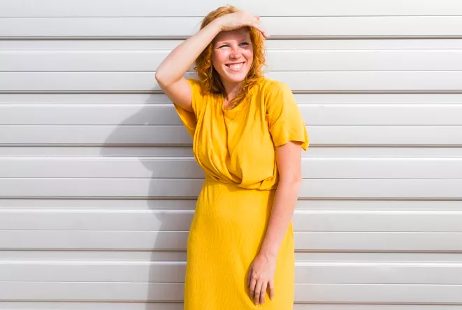 Tato barva je zpět: Nosit se bude na šatech i kalhotách 