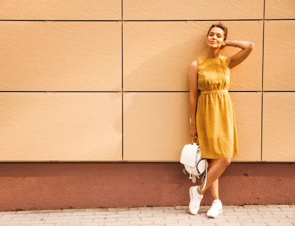 Tato barva je zpět: Nosit se bude na šatech i kalhotách 