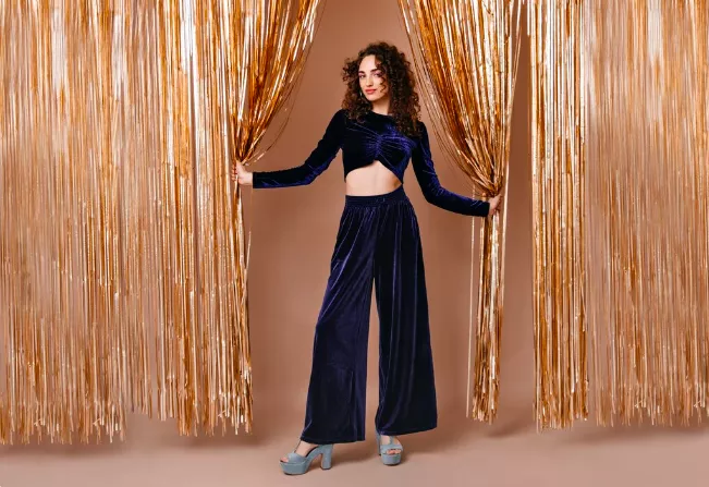 Nebaví vás běžné kalhoty? Kupte si jedny z tohoto materiálu, dodají vašemu oblečení styl