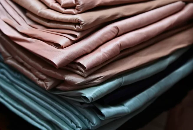 Nebaví vás běžné kalhoty? Kupte si jedny z tohoto materiálu, dodají vašemu oblečení styl