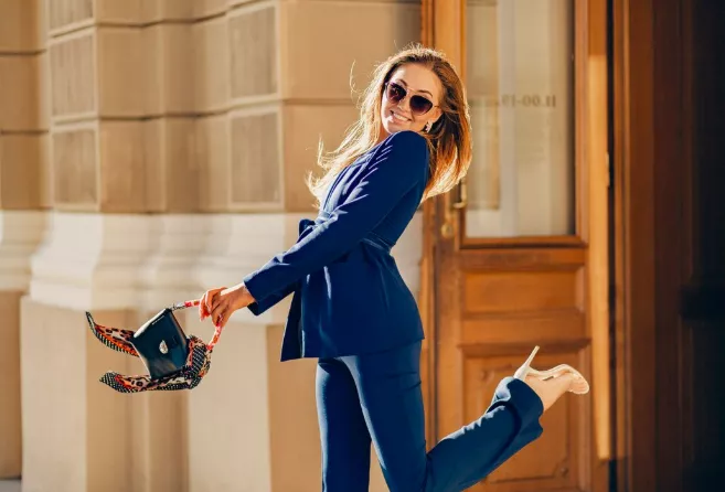 Nebaví vás běžné kalhoty? Kupte si jedny z tohoto materiálu, dodají vašemu oblečení styl