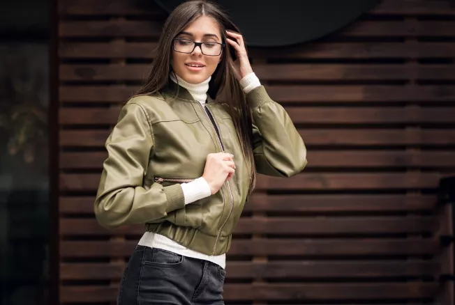 Tenhle typ bundy musíte mít. Nosit ji můžete celé jaro. Hodí se k džínům i šatům