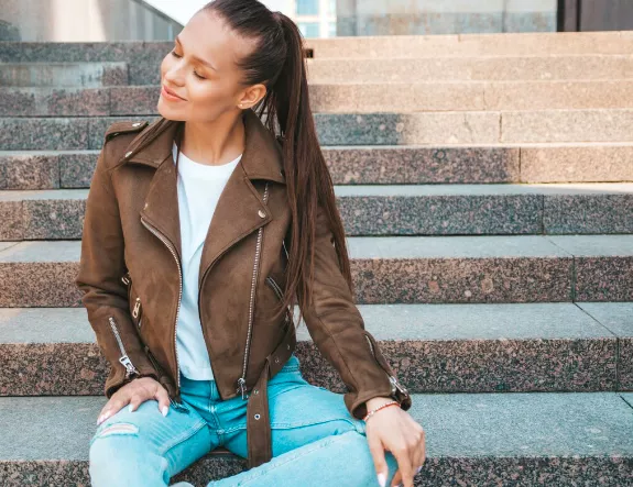 Tenhle typ bundy musíte mít. Nosit ji můžete celé jaro. Hodí se k džínům i šatům