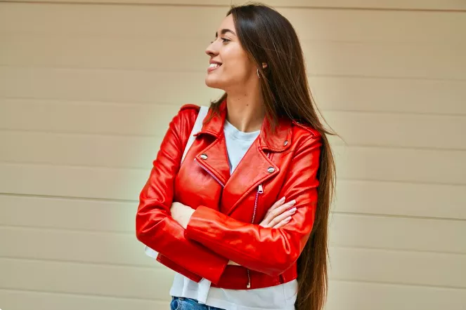 Tenhle typ bundy musíte mít. Nosit ji můžete celé jaro. Hodí se k džínům i šatům