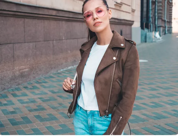 Tenhle typ bundy musíte mít. Nosit ji můžete celé jaro. Hodí se k džínům i šatům