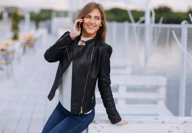 Tenhle typ bundy musíte mít. Nosit ji můžete celé jaro. Hodí se k džínům i šatům