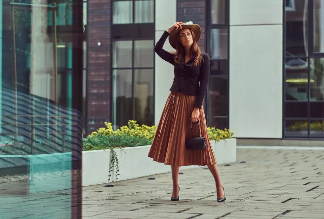Ani krátká, ani dlouhá. Tenhle typ sukně bude trendem jara 2026. Obléci lze k lodičkám i kotníkovým teniskám