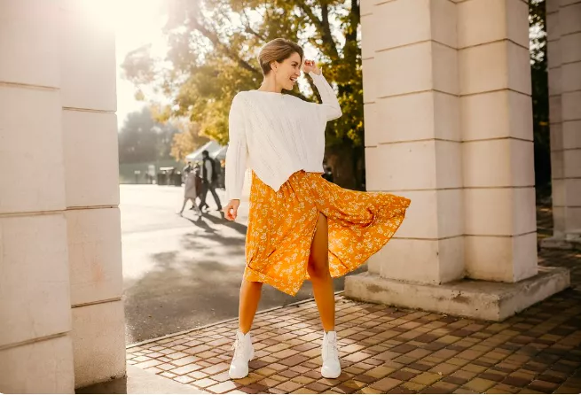 Ani krátká, ani dlouhá. Tenhle typ sukně bude trendem jara 2026. Obléci lze k lodičkám i kotníkovým teniskám