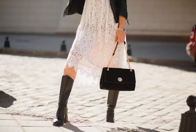 Reliéfní kabelka jako kousek, který je pro Londýňanky sázkou na jistotu. Hodí se do práce i na party