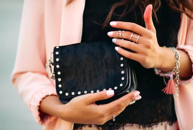 Reliéfní kabelka jako kousek, který je pro Londýňanky sázkou na jistotu. Hodí se do práce i na party