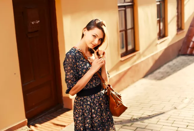 Reliéfní kabelka jako kousek, který je pro Londýňanky sázkou na jistotu. Hodí se do práce i na party