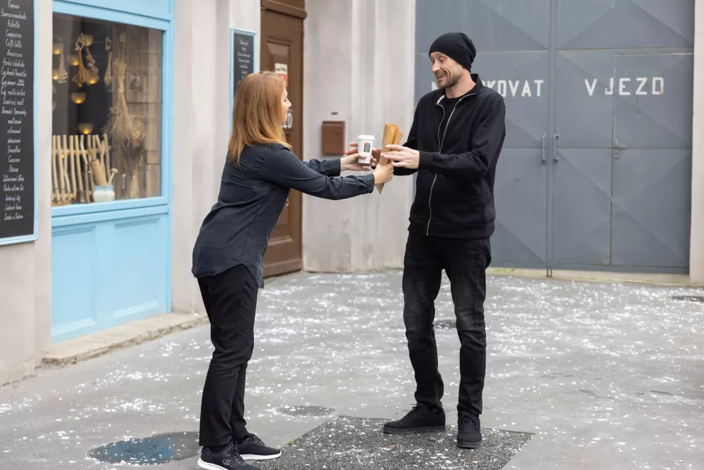 Nekonečný seriál Ulice sleduje dramatické osudy několika rodin žijících v sousedství