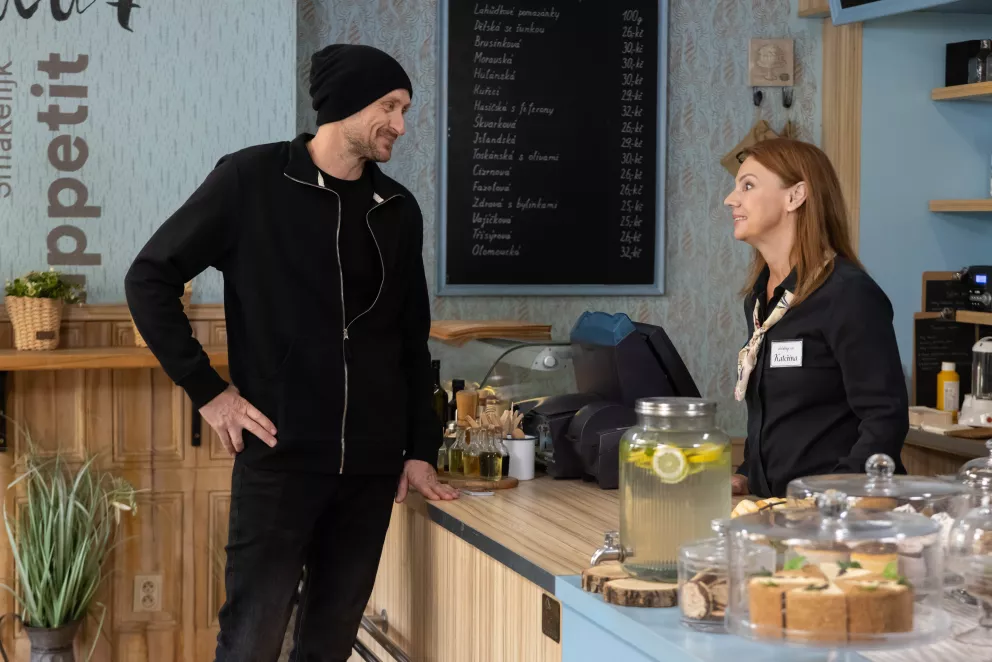 Nekonečný seriál Ulice sleduje dramatické osudy několika rodin žijících v sousedství